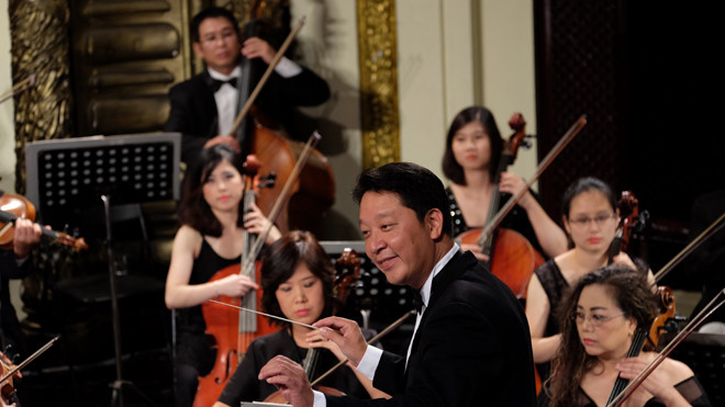 Lê Phi Phi biểu diễn cùng Dàn nhạc Giao hưởng Việt Nam tại Nhà hát Lớn