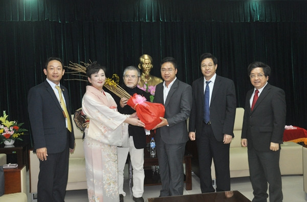 Theo ông Mai Đăng Hiếu, 100 cây hoa anh đào Yoko vừa được trồng trong công viên châu Á là do đại diện chủ đầu tư công viên này đề nghị Sở Ngoại vụ làm cầu nối với phía Hiệp hội Hoa anh đào Nhật Bản để được tặng cây. Ảnh: Dân Trí