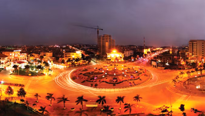 Ngã Sáu trung tâm thành phố Bắc Ninh về đêm.