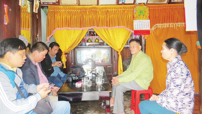 Bà Phượng và em trai ông Đàm Quốc Tuấn, kể lại nổi oan khuất của chồng, anh mình khi bị ông Tuấn bí thư “khủng bố” tinh thần.