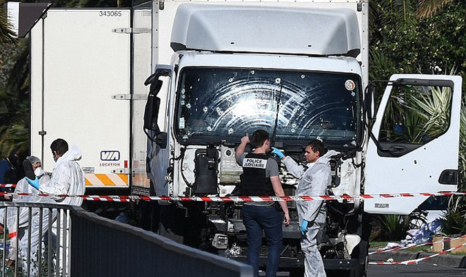 Chiếc xe tải của kẻ tấn công khủng bố với nhiều vết đạn.