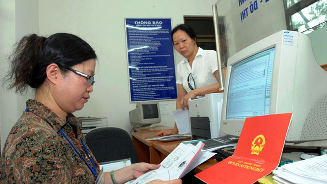 Văn phòng đăng ký nhà đất cấp giấy chủ quyền cho người dân.