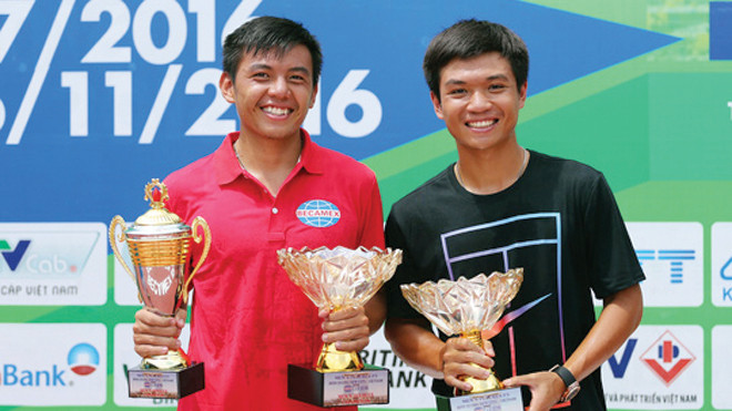 Hoàng Nam và Hoàng Thiên cùng 3 chiếc cúp vô địch. Ảnh: T.Thế
