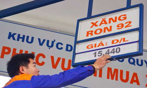 Giá xăng giảm về mức thấp nhất kể từ tháng 10/2009. Ảnh: Vnexpress