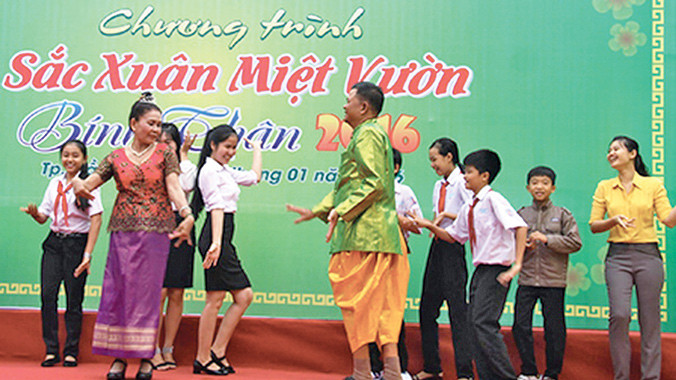 Nghệ nhân Đào Thị Riêng và Lý Tha với thanh thiếu niên tại chương trình “Sắc xuân miệt vườn”. Ảnh: Đăng Huỳnh