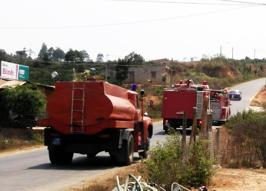 Xe cứu hỏa tiếp nước sạch khẩn cấp cho vùng khô khát