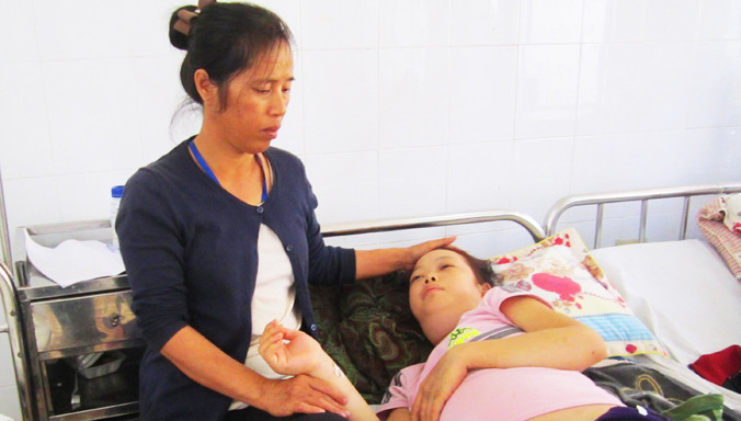 Mẹ con bà Phương trong bệnh viện.