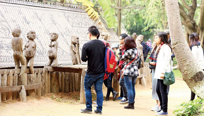 Khách tham quan Bảo tàng Dân tộc học Việt Nam.