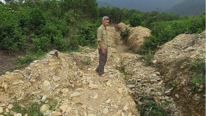 Đất ông Túy bị xã đào hào phân chia.