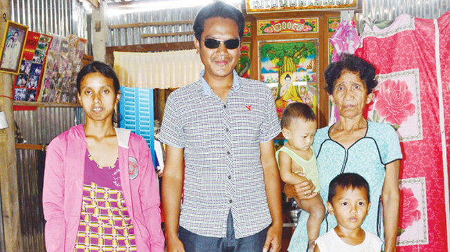 Anh Linh cùng mẹ và vợ con trong nhà. Ảnh: Xuân Lương