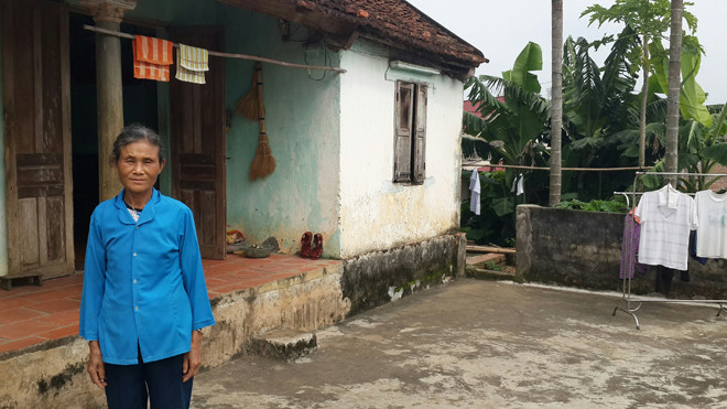 Bà Dương Thị Dư (65 tuổi, thôn Quả Vải, xã Tiến Xuân) chờ đổi sổ đỏ sang Hà Nội 9 năm vẫn chưa thực hiện được. Ảnh: Duy Bách