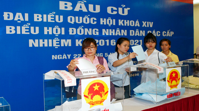 Sinh viên trường ĐH Sư phạm Hà Nội đi bỏ phiếu bầu cử sáng ngày 22/5. Ảnh: Như Ý