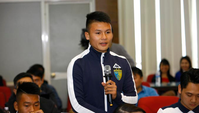 Đại diện cầu thủ Hà Nội T&T chia sẻ về truyền thống tham gia các hoạt động xã hội, thiện nguyện của CLB Hà Nội T&T. Ảnh: NHƯ Ý