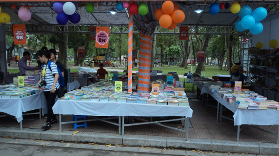 Hội sách vắng vẻ, đìu hiu dù bảng giảm giá được giăng khắp nơi.