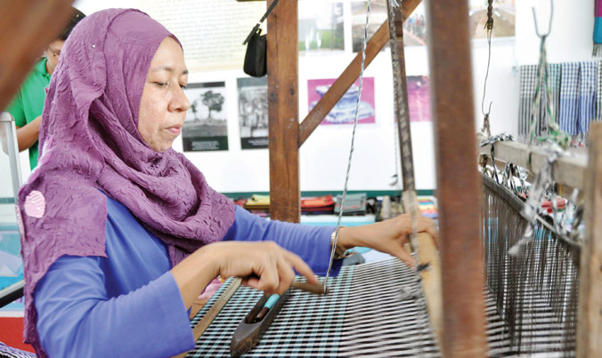 Người Chăm An Giang dệt thổ cẩm.