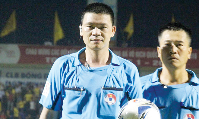 Trọng tài Hà Anh Chiến.