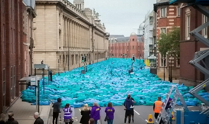 Những người mẫu nằm trên đường phố.