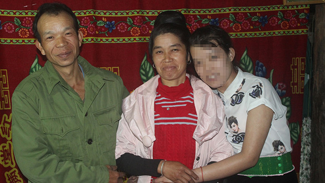 Trong trang phục của thiếu nữ người dân tộc Thái, cả nhà N. hạnh phúc đoàn tụ.