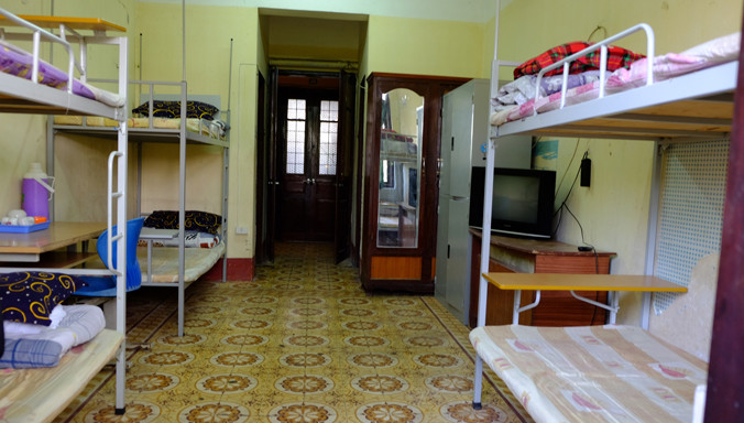 Nhiều phòng ở miễn phí tại khu nội trú ĐH Kinh tế Quốc dân tiện nghi, thậm chí có cả tivi để phục vụ người nghèo, người vô gia cư tới lưu trú dịp Tết. Ảnh: Xuân Tùng