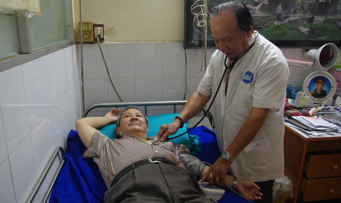 Chữa bệnh miễn phí cho người dân.