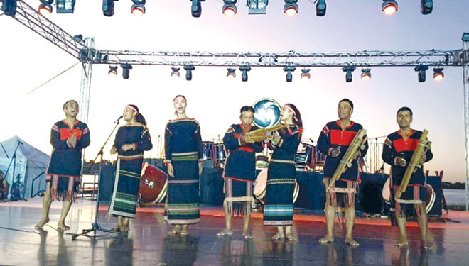 Nghệ nhân buôn Ko Siêr diễn cồng chiêng ở Canning (Úc).