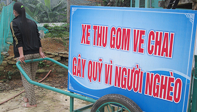 Thu gom ve chai, rác thải giúp người nghèo. Ảnh: Kim Hương 