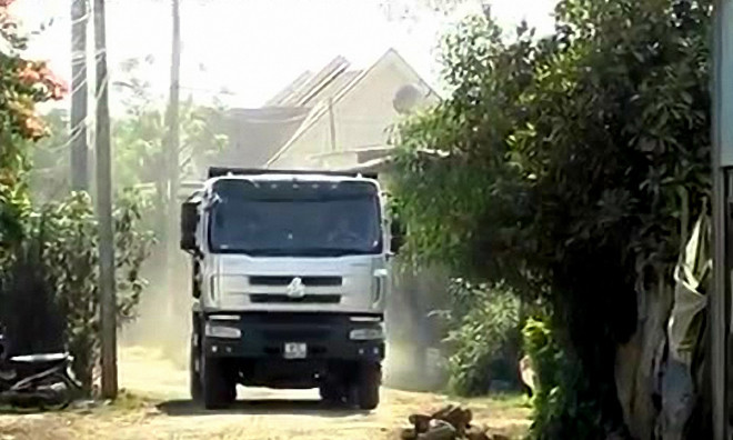 Dân tổ 3 khổ vì bụi do xe chở đá gây ra.