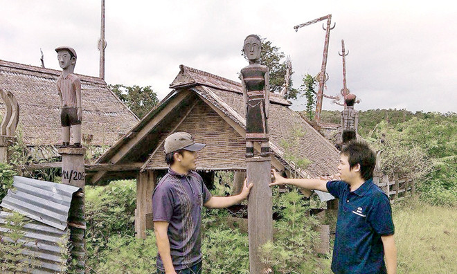 Tượng mộc nhân trước mộ tượng trưng người sống đang đứng canh giấc ngủ ngàn thu của người đã khuất.