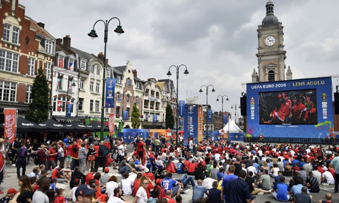 Khu fanzone ở Lens