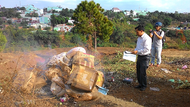 Tiêu hủy thực phẩm hết hạn sử dụng, không rõ nguồn gốc. 