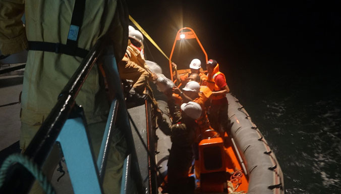 Tàu SAR 412 tiếp cận tàu Hà Tiên 01 trong đêm. Ảnh: Đà Nẵng MRCC cung cấp