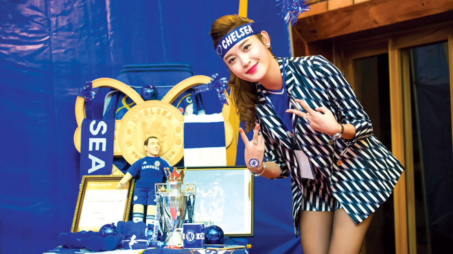 Á hậu Huyền My bên các vật phẩm lưu niệm của CLB Chelsea.