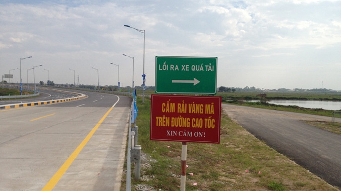 Do người dân rải vàng mã nhiều gây ảnh hưởng an toàn giao thông, nên đơn vị quản lý phải dựng biển cấm ở đầu tuyến (ảnh chụp tại đường cao tốc Hà Nội - Hải Phòng). Ảnh: Sỹ Lực
