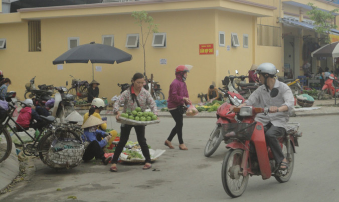 Chợ cóc họp bên ngoài chợ chính