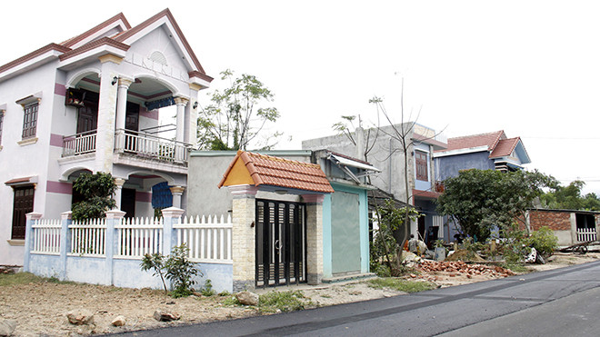 Từ khi có người sang Lào làm thầu, thôn 5 mọc lên nhà lầu san sát, xe hơi ngày một nhiều. Ảnh: Thanh Trần