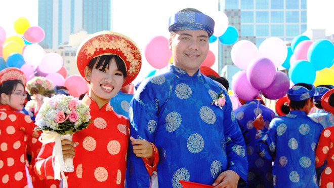 Chị Thùy Nhi và anh Thành Thống rạng rỡ trong lễ cưới đúng dịp Quốc khánh 2/9. Ảnh: Ngô Tùng