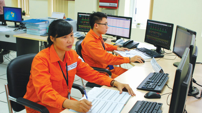 Công nhân ngành điện sẽ ứng trực đảm bảo cấp điện an toàn và nhanh nhất cho các phụ tải quan trọng. Ảnh: Hoa Việt Cường