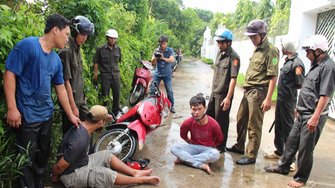 Công an xã An Bình (Vĩnh Long) diễn tập phối hợp bắt cướp. Ảnh: Hồng Vĩnh