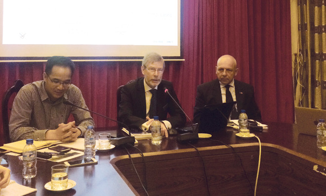 Từ phải sang: Ông Commodore Michiel Hijmans, GS. TS Erik Franckx, TS Trần Trường Thủy (Học viện Ngoại giao) tại Tọa đàm ngày 13/6. Ảnh: Thái An