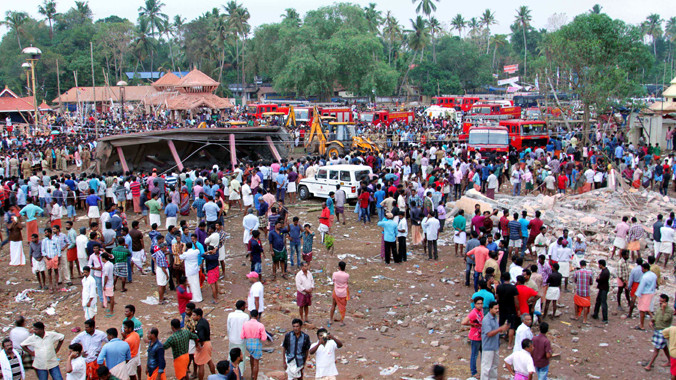 Đền thờ Hindu, nhà cửa tan hoang sau vụ cháy nổ pháo hoa sáng sớm 10/4. Ảnh: Xinhua