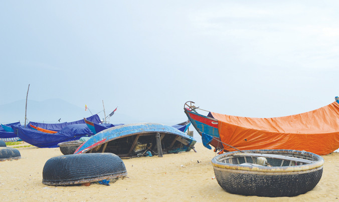 Những con thuyền gác bờ lâu ngày, ngư dân phải tha hương kiếm sống.