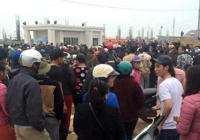 Nghe tin đồn, nhiều gười hiếu kỳ kéo đến khu công nghiệp Texhong - Hải Hà. Ảnh: Zing . 