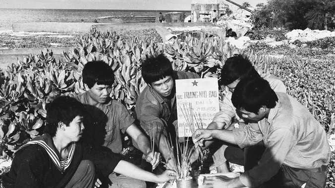 Viếng mộ liệt sĩ tại đảo Sinh Tồn. Ảnh: Đình Trân