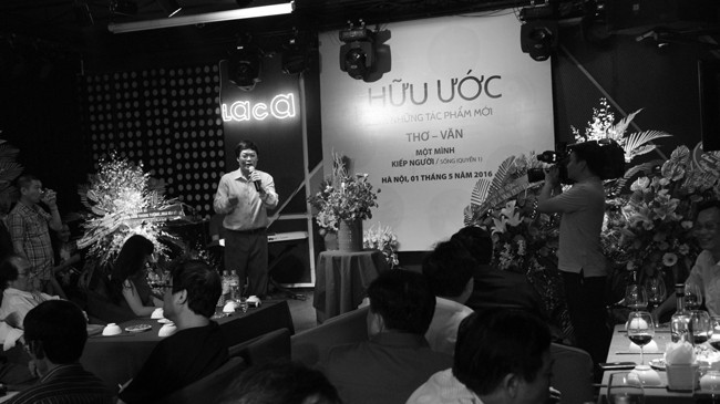 Nhà văn Hữu Ước tại buổi ra mắt tác phẩm.