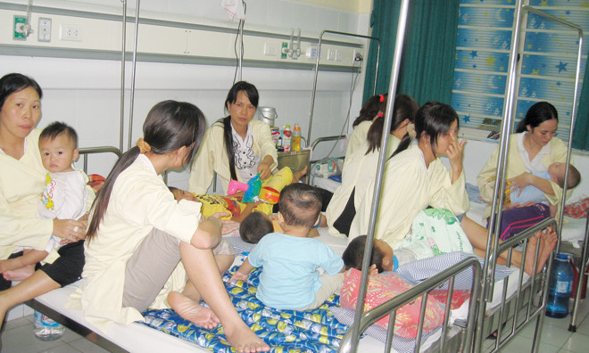 Mùa hè, nhiều trẻ nhập viện điều trị. Ảnh: T.Hà