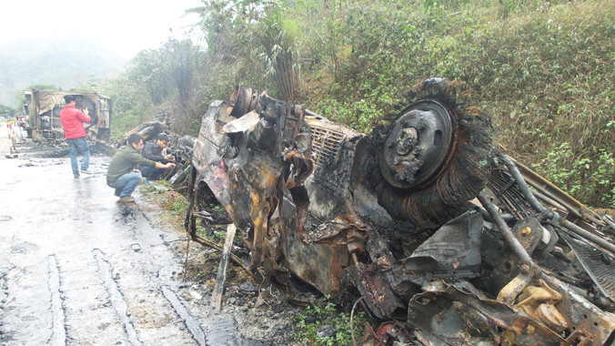 Hiện trường sau vụ tai nạn khiến 3 người chết, 26 người bị thương. Ảnh: H.Hải