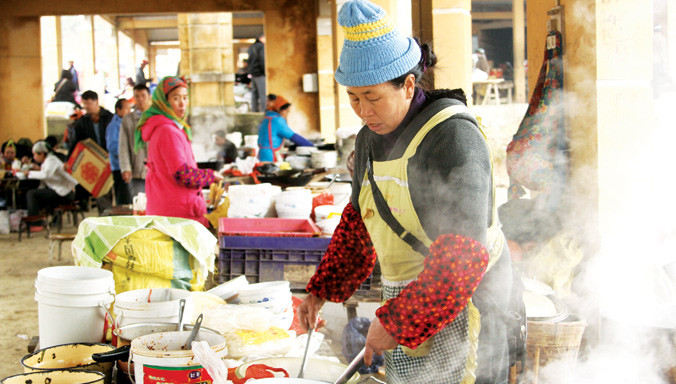 Hàng bún phở nghi ngút ở chợ phiên Bạch Đích. Ảnh: Xuân Tùng