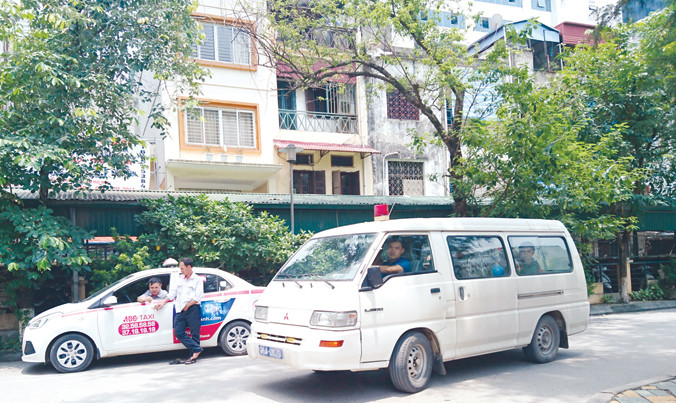 Xe cứu thương tại BV Nhi T.Ư. Ảnh: Ngọc Châu