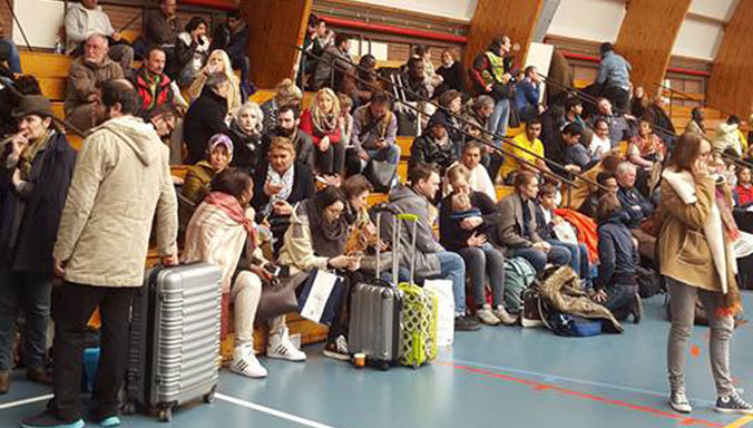 Trung tâm thể thao thành phố Zaventem biến thành nơi đón tiếp hành khách đi máy bay. Ảnh: An Lê