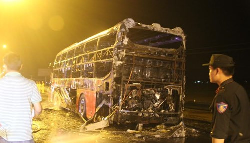 Chiếc xe cháy trơ khung 